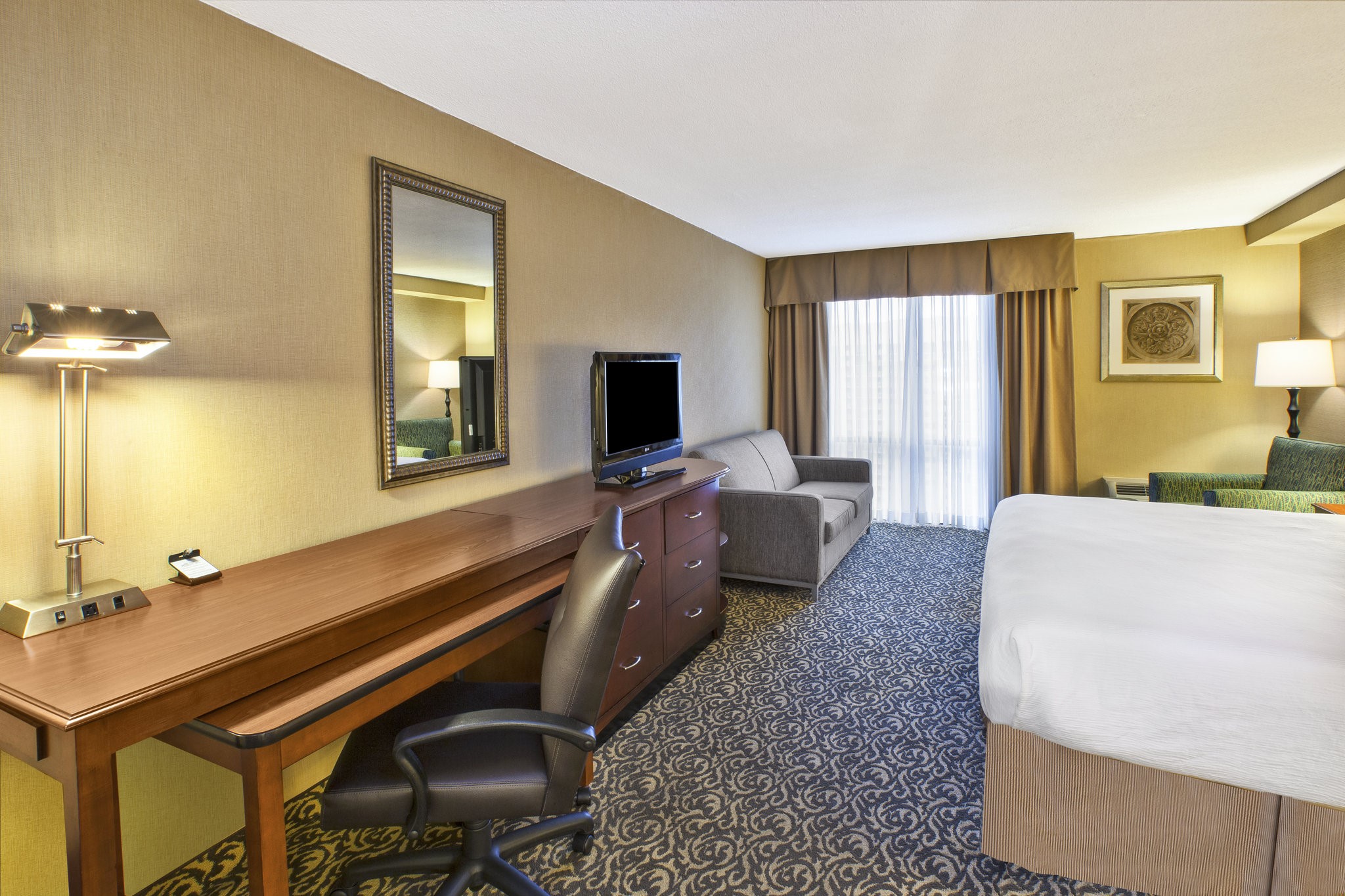 holiday inn national airport/crystal city to crystal marriott